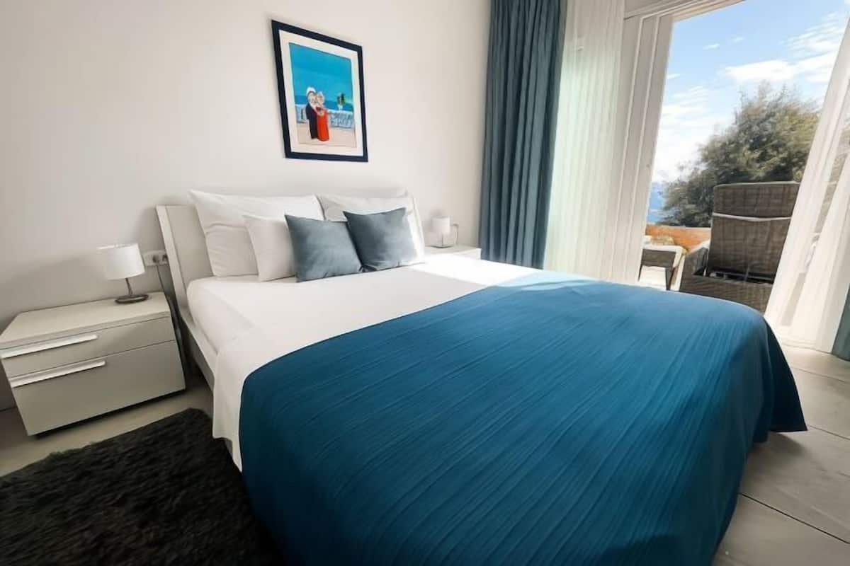 Premium bedding, down duvets, minibar, in-room safe