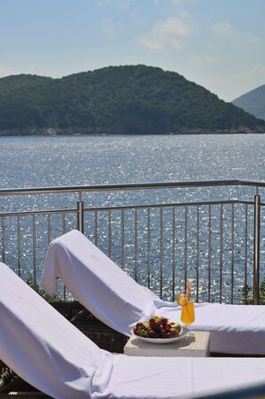 Outdoor pool, open 10:00 AM to 7:00 PM, pool umbrellas, pool loungers - Hotel Bozica (Dubrovnik)