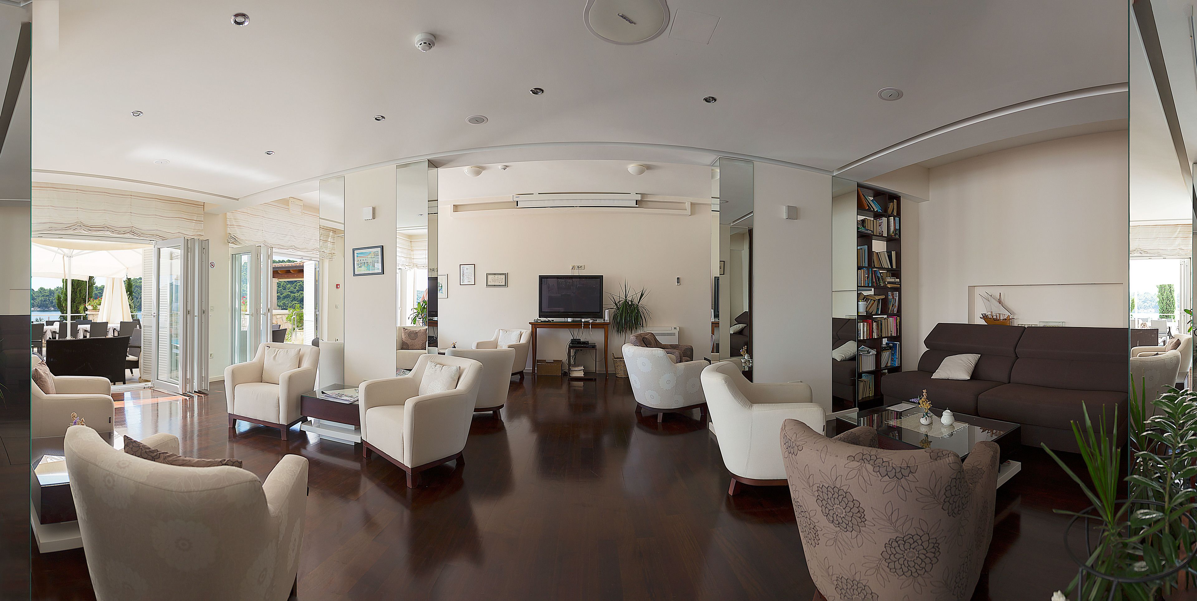 2 bars/lounges, poolside bar