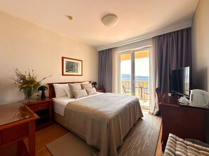 Kahden hengen huone, parveke, merinäköala | Ylelliset vuodevaatteet, untuvapeitot, minibaari, tallelokero huoneessa