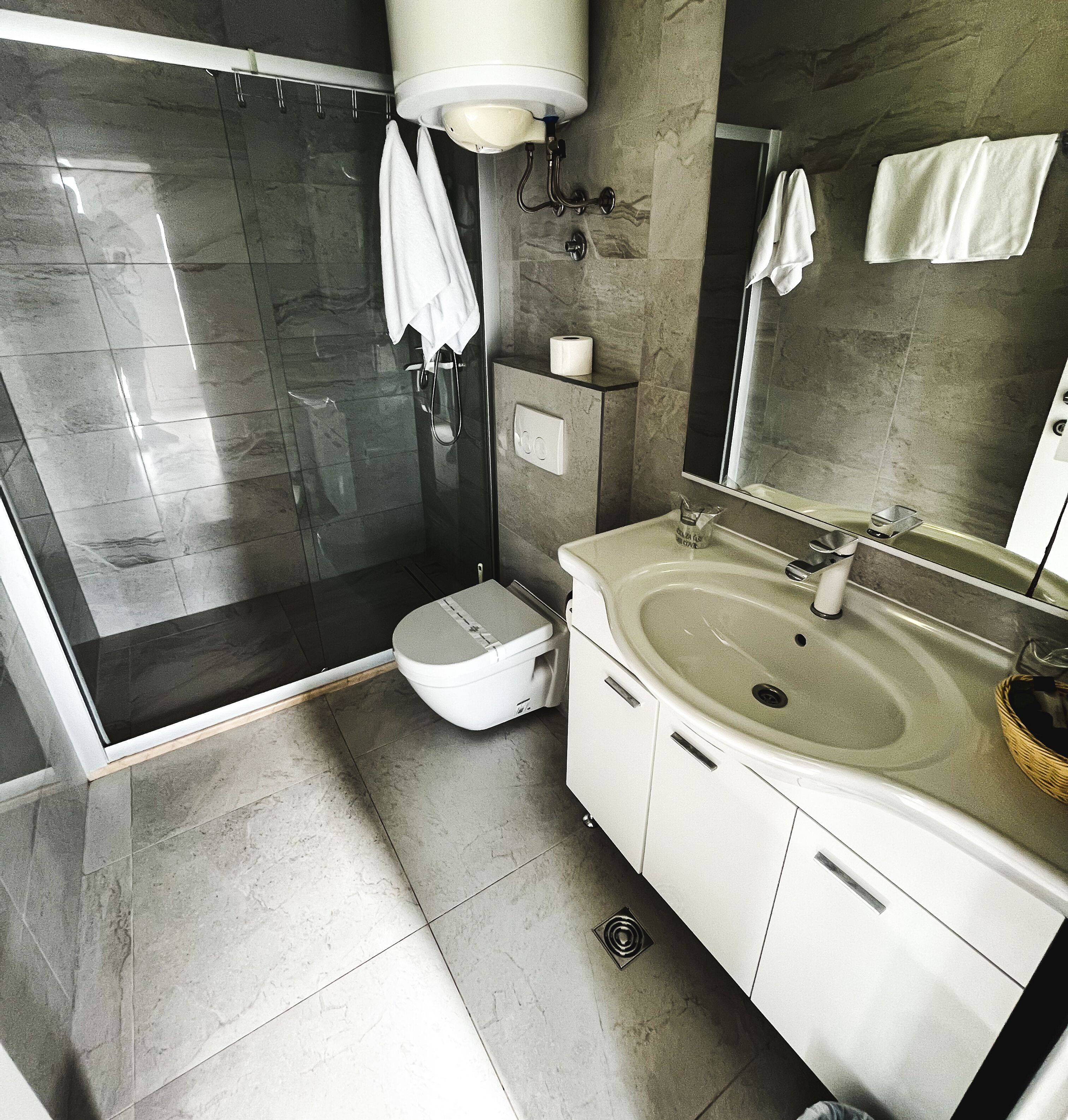 comfort apartment, sea view | bathroom | combined shower/bathtub, deep-soaking bathtub, free toiletries