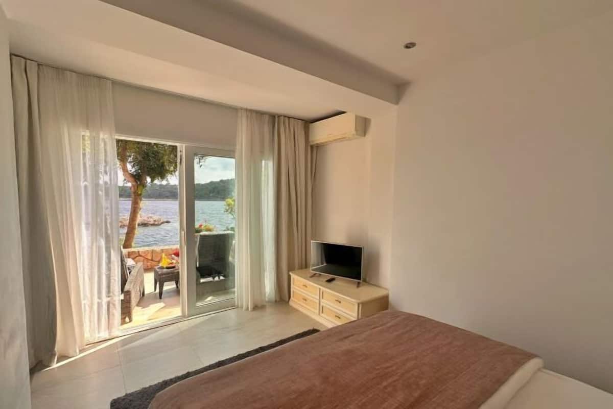 Premium bedding, down duvets, minibar, in-room safe