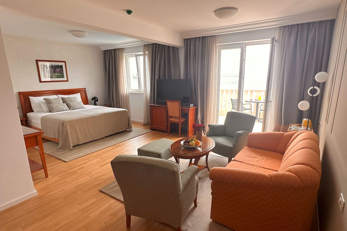 Junior-Suite, Balkon, Meerblick | Hochwertige Bettwaren, Daunenbettdecken, Minibar, Zimmersafe