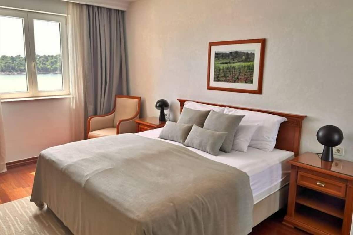 Premium bedding, down duvets, minibar, in-room safe