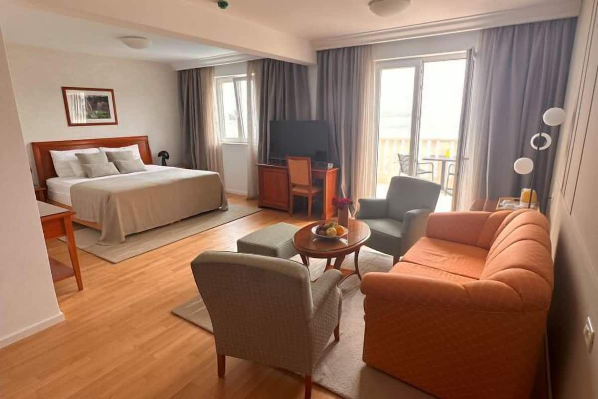 Premium bedding, down duvets, minibar, in-room safe