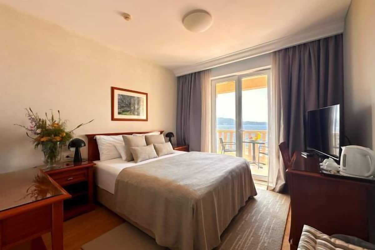 Premium bedding, down duvets, minibar, in-room safe