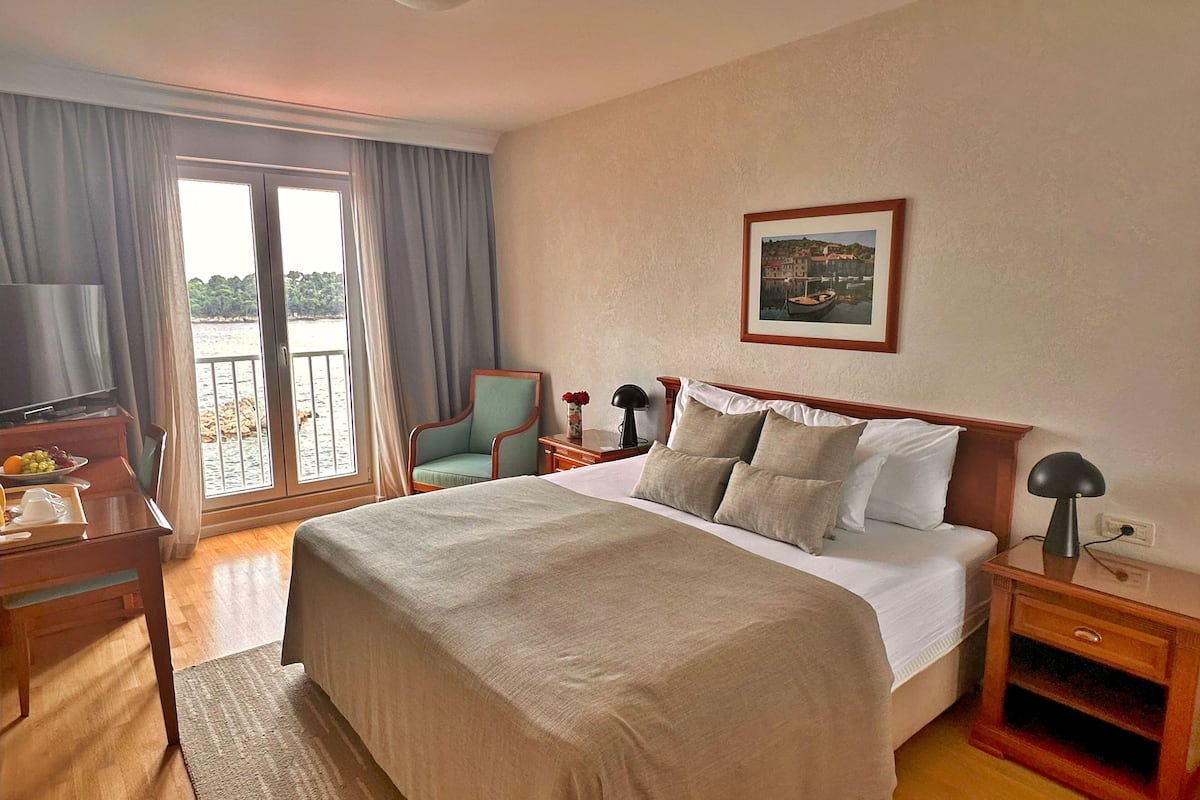 Deluxe-Doppel- oder -Zweibettzimmer, Meerblick | Hochwertige Bettwaren, Daunenbettdecken, Minibar, Zimmersafe