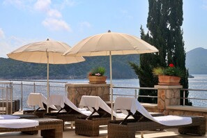 Ulkouima-allas avoinna 10.00–19.00, aurinkovarjoja, aurinkotuoleja