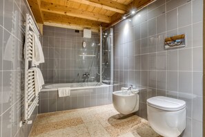Deluxe Double Room | Bathroom