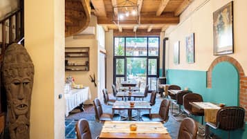 Desayuno a la carta diario (EUR 10 por persona)
