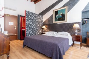 Quarto casal superior | Roupas de cama premium, cofres nos quartos, escrivaninha