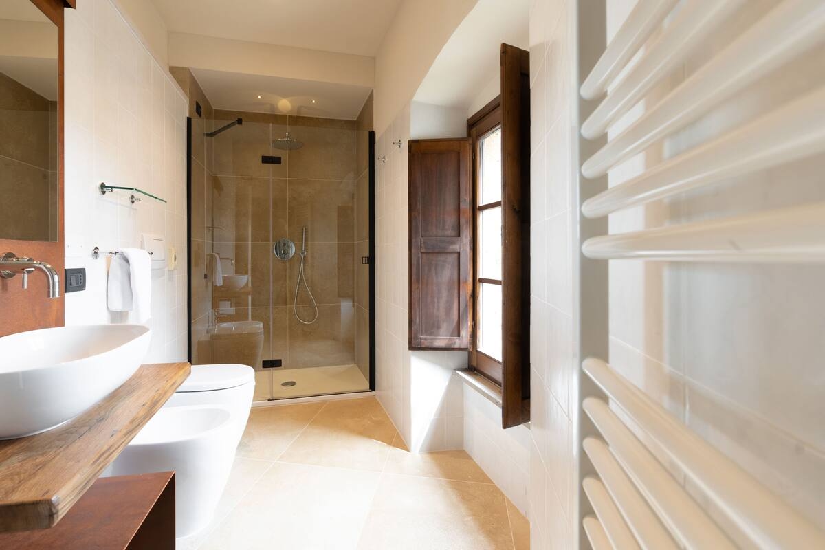 studio suite | bathroom | shower, free toiletries, hair dryer, bidet