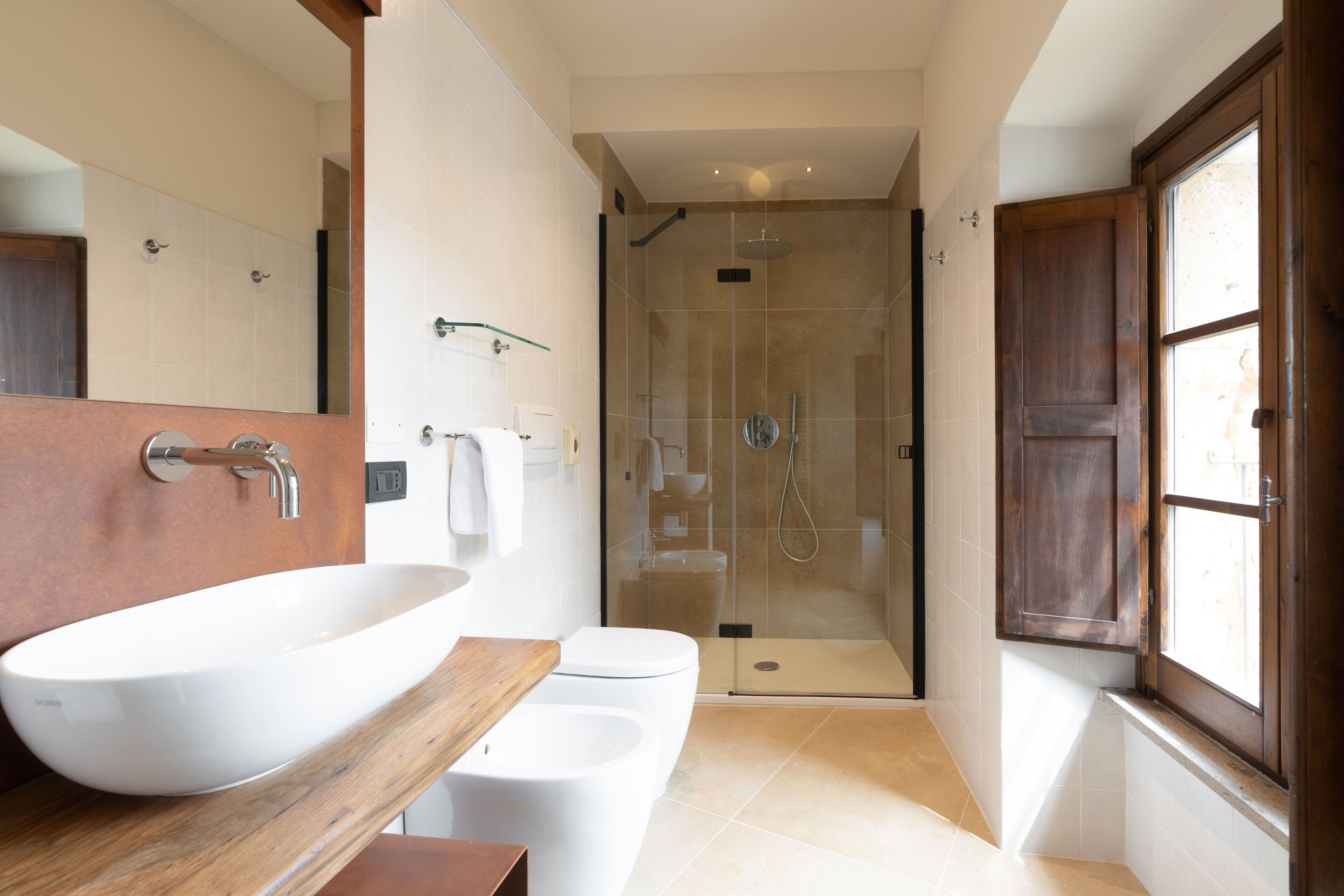 studio suite | bathroom | shower, free toiletries, hair dryer, bidet