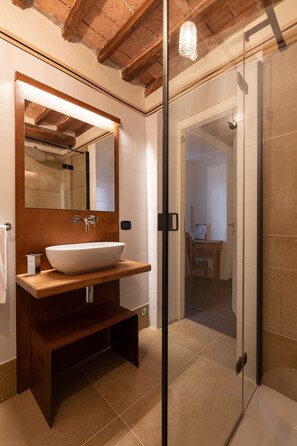 Superior Double or Twin Room | Bathroom | Shower, free toiletries, hair dryer, towels - Hotel della Fortezza (Sorano)