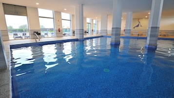 Una piscina techada, una piscina al aire libre