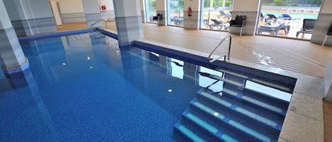 Una piscina techada, una piscina al aire libre