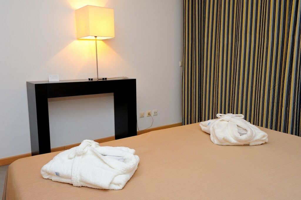 In-room safe, WiFi (free), bed sheets