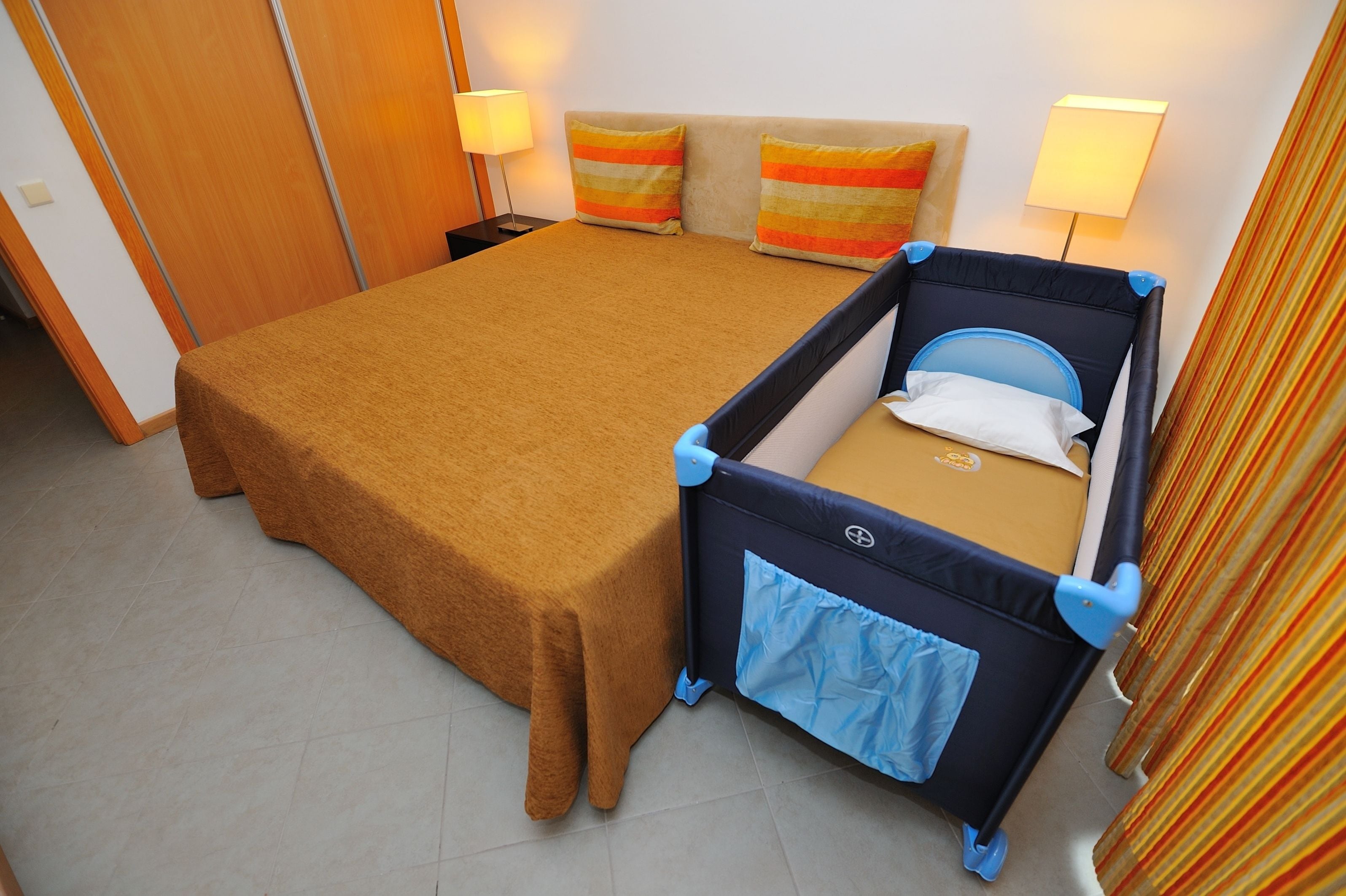 Apartamento família (2 adults + 2 children) | Cofres nos quartos, Wi-Fi de cortesia, roupa de cama