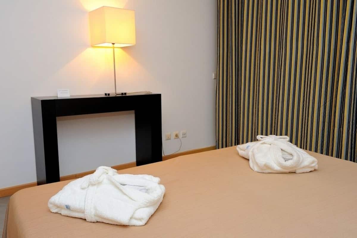 In-room safe, WiFi (free), bed sheets