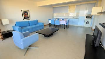 Apartamento, 2 quartos, sacada | Sala de estar | TV LCD