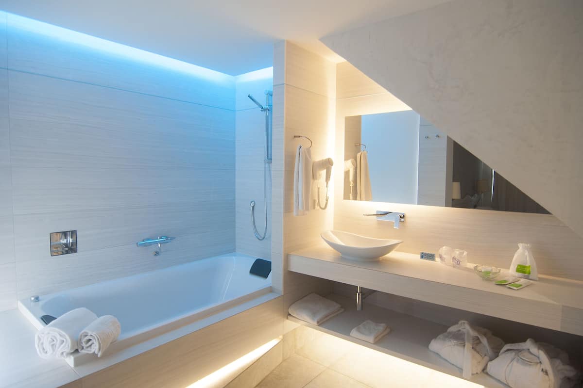 junior studio suite, sea view | bathroom | shower, hair dryer, towels, soap