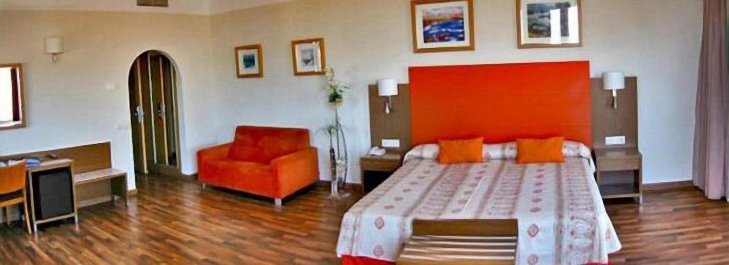 in-room safe, desk, laptop workspace, blackout curtains