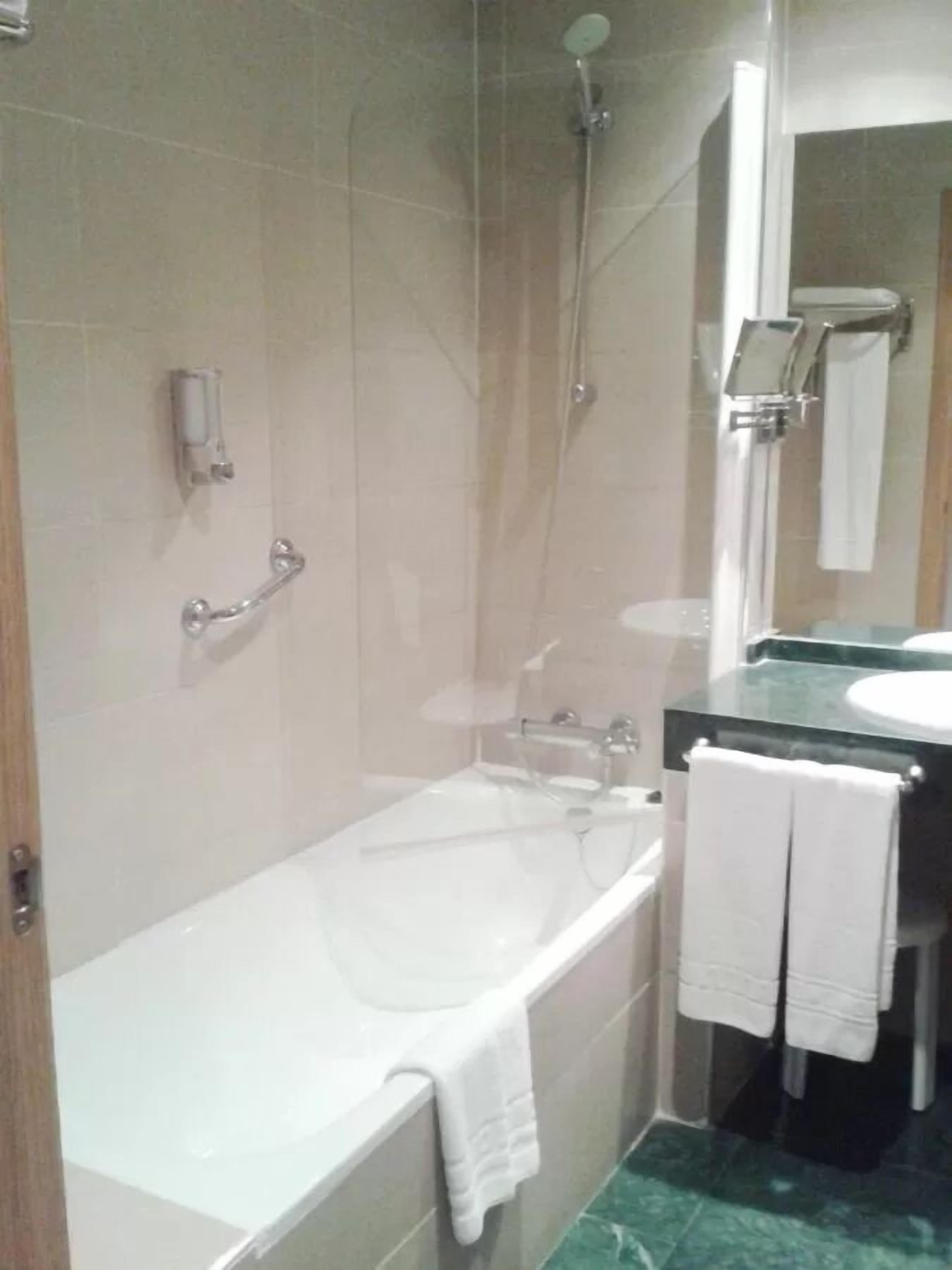 single room | bathroom | hair dryer, bidet, towels