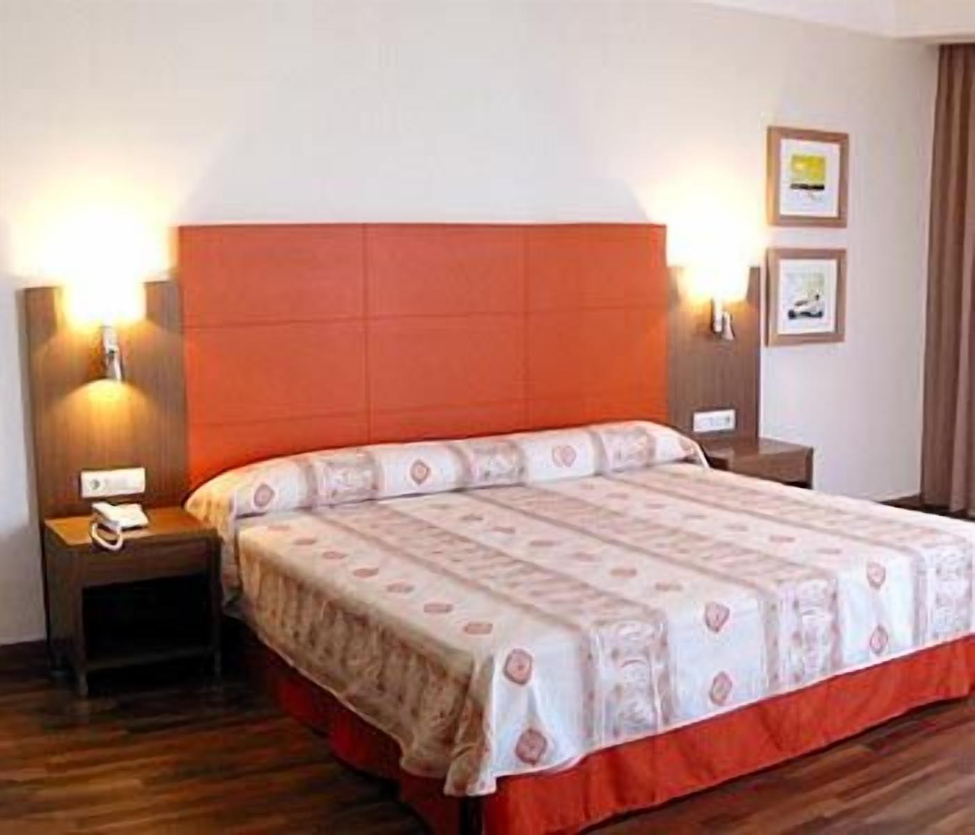 in-room safe, desk, laptop workspace, blackout curtains