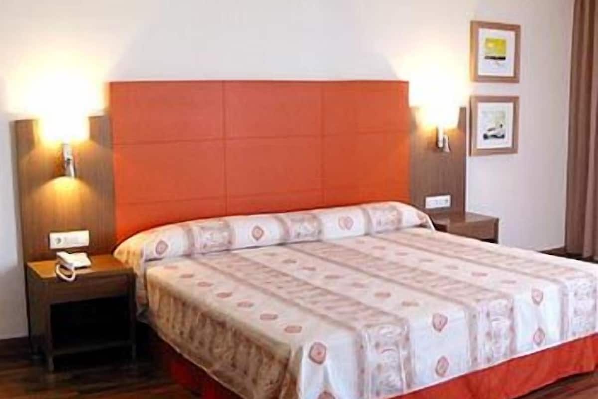 in-room safe, desk, laptop workspace, blackout curtains