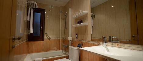 Un baño moderno con bañera, inodoro y lavabo.