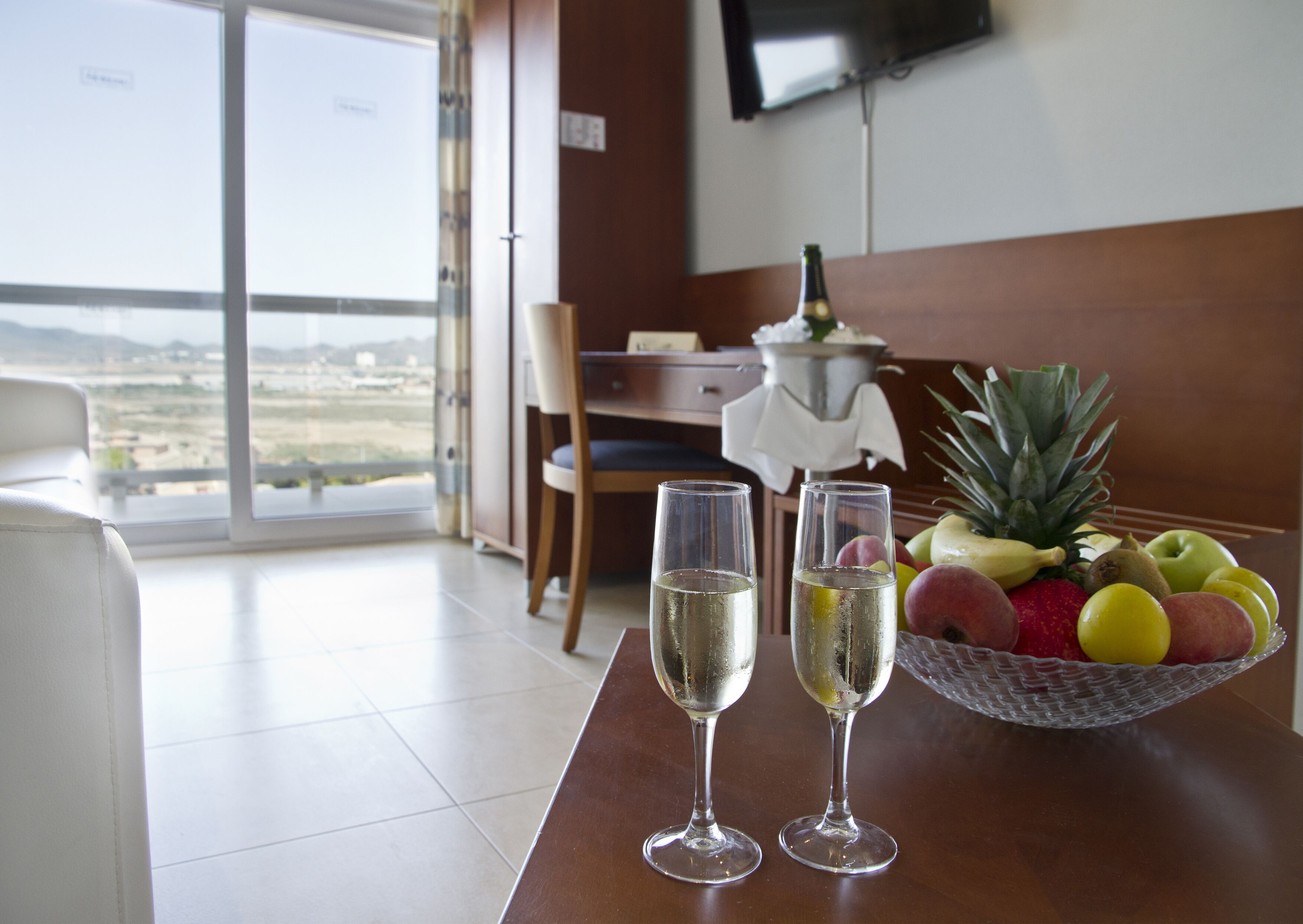 Suite junior, 1 cama de matrimonio con sofá cama, vistas al mar | Caja fuerte, escritorio, espacio para trabajar con un portátil