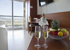 Suite junior, 1 cama Queen size y sofá cama, vista al mar | Caja de seguridad en la habitación y escritorio 