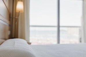 Caja de seguridad en la habitación y escritorio 