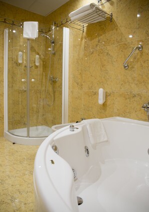 Deluxe Suite, 1 Queen Bed, Hot Tub, Sea View | Bathroom | Hair dryer, bidet, towels, soap - Hotel Las Gaviotas (Cartagena)