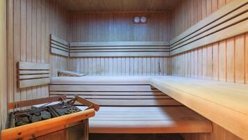Una sauna amb bancs de fusta i un generador de vapor.