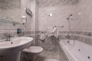 Combined shower/tub, free toiletries, hair dryer, towels
