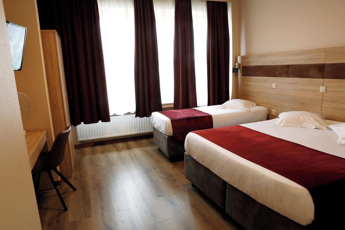 Een bureau, babybedden (toeslag), gratis wifi, beddengoed