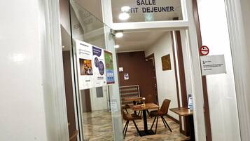 Petit déjeuner continental (7 EUR par personne)