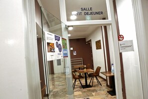 Colazione continentale, servita tutte le mattine (7 EUR a persona)