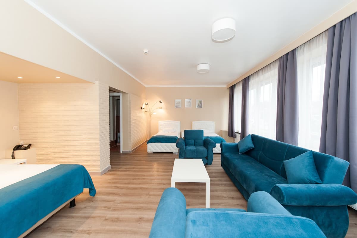 Comfort-Vierbettzimmer | Schreibtisch, Babybetten, kostenloses WLAN, Bettwäsche