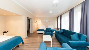 Habitación cuádruple Confort | Escritorio, cunas, wifi gratis y ropa de cama