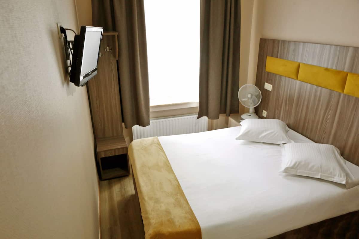 Economy-Doppelzimmer | Schreibtisch, Babybetten, kostenloses WLAN, Bettwäsche