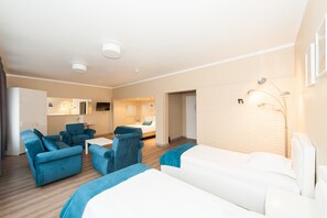 Comfort Quadruple Room | Desk, free WiFi, bed sheets - Hotel de France (Brussels)