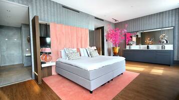 Allergikerbettwaren, Minibar, Zimmersafe, Schreibtisch