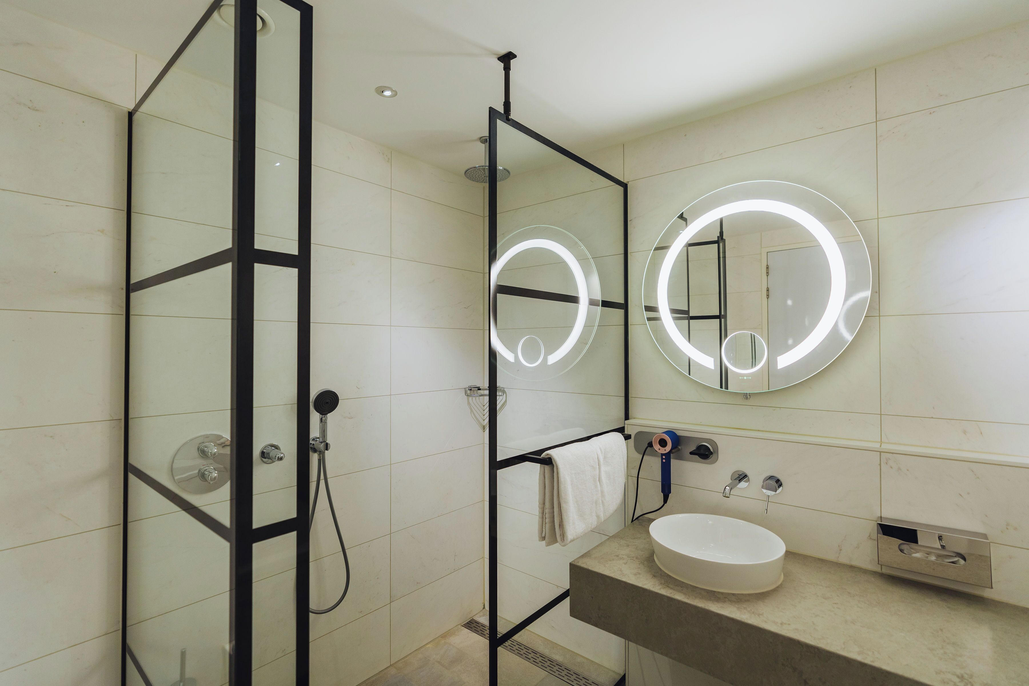 separate bathtub and shower, jetted bath, free toiletries, hair dryer