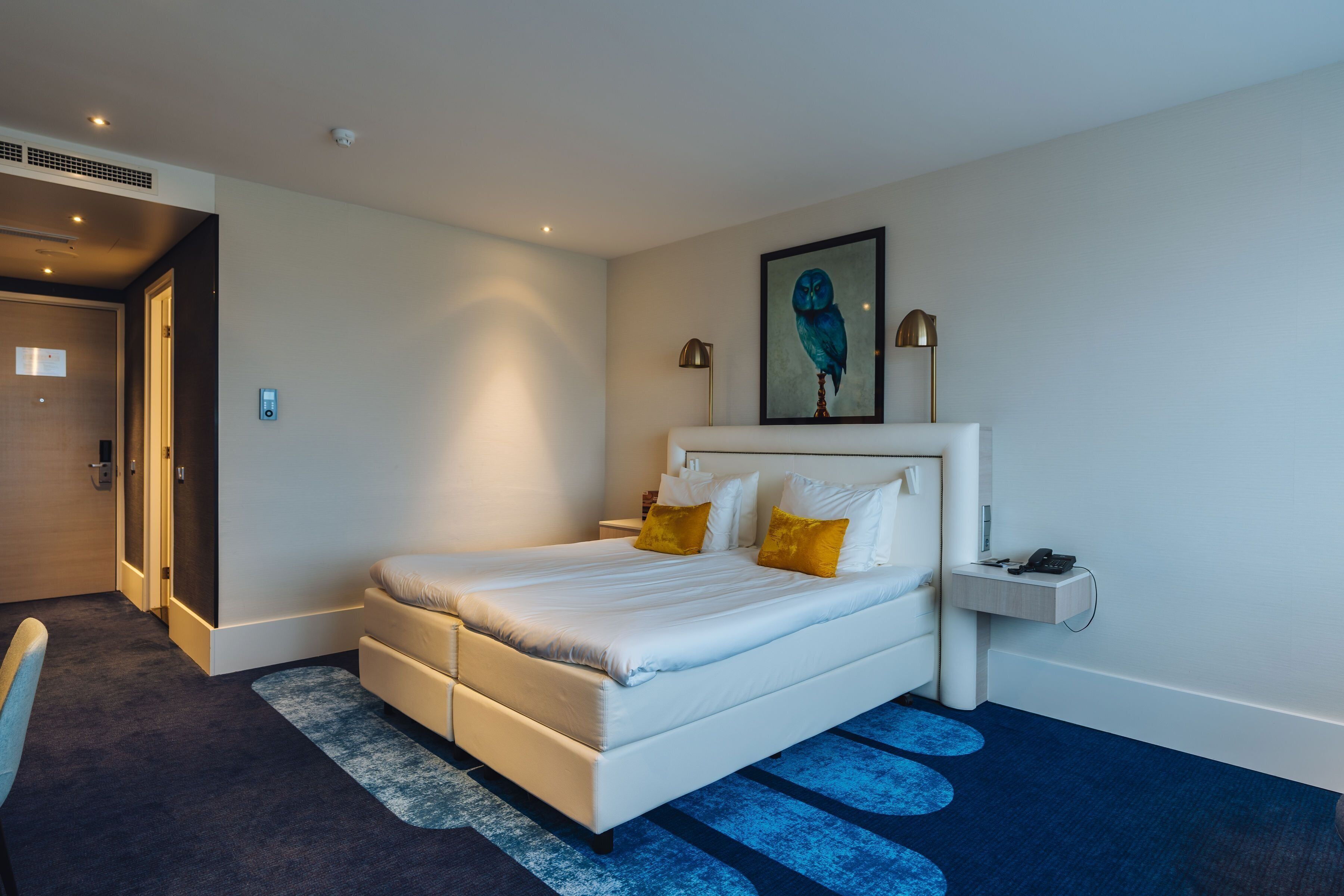 hypo-allergenic bedding, minibar, in-room safe, desk