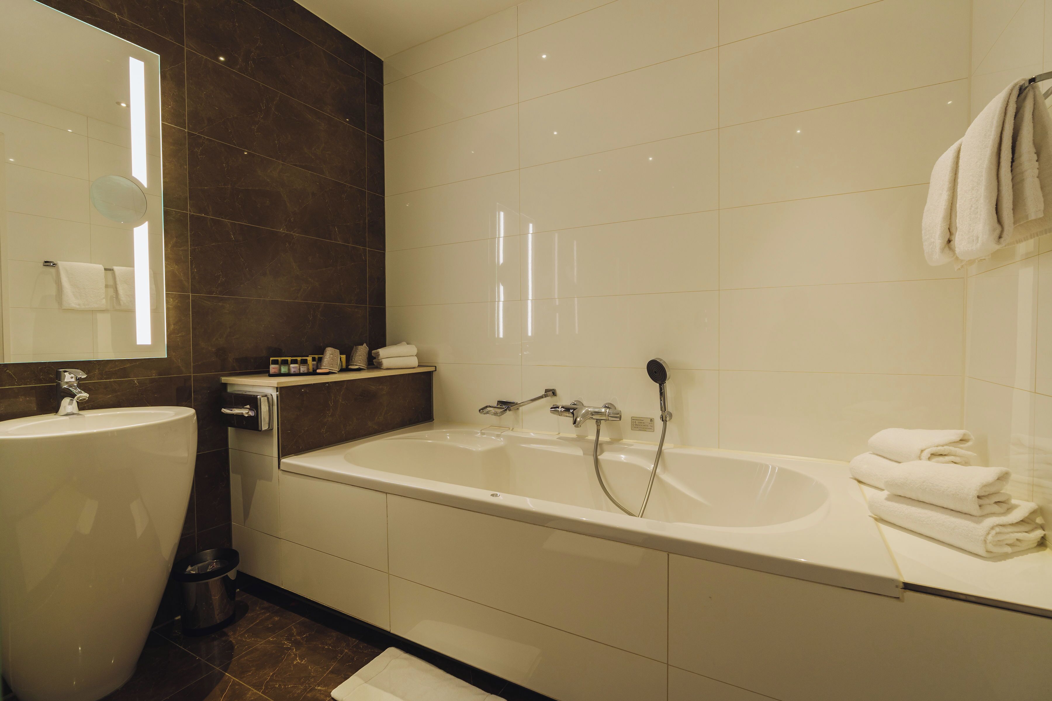 separate bathtub and shower, jetted bath, free toiletries, hair dryer