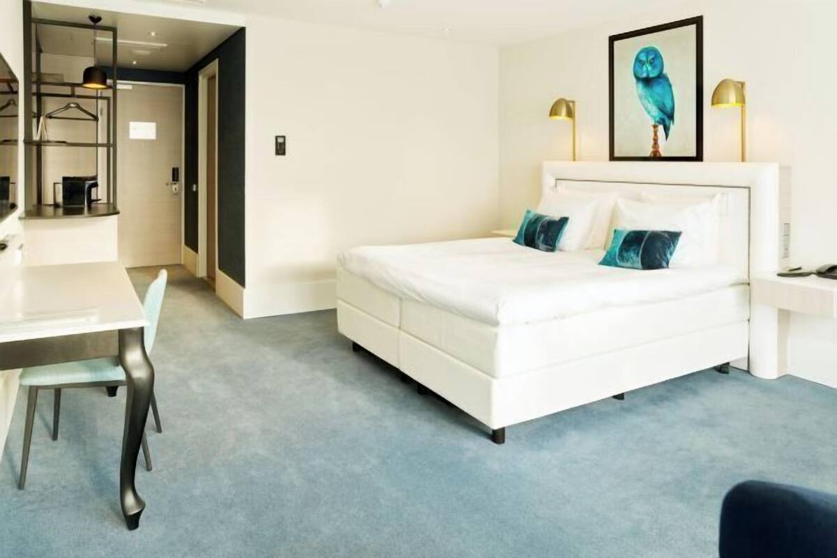 Hypoallergeen beddengoed, een minibar, een kluis op de kamer, een bureau