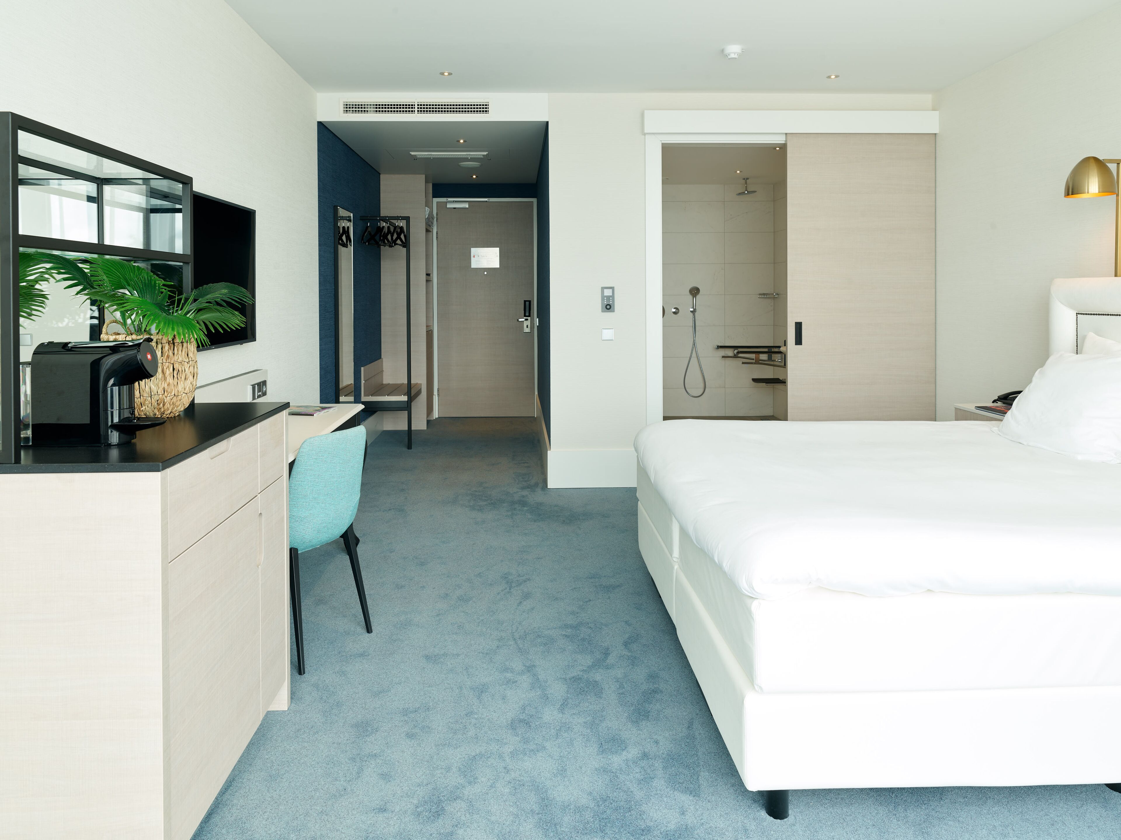 separate bathtub and shower, jetted bath, free toiletries, hair dryer