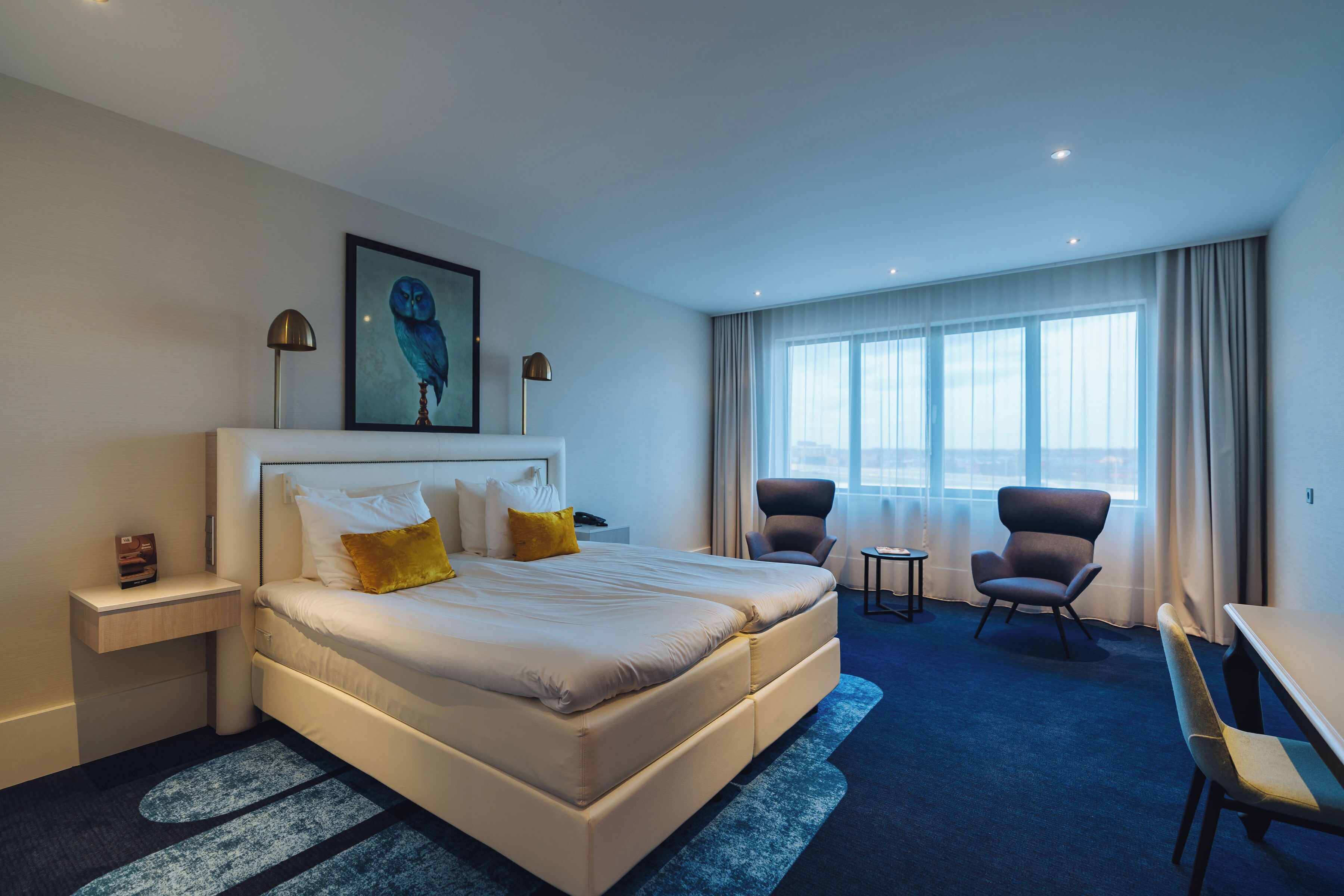 hypo-allergenic bedding, minibar, in-room safe, desk